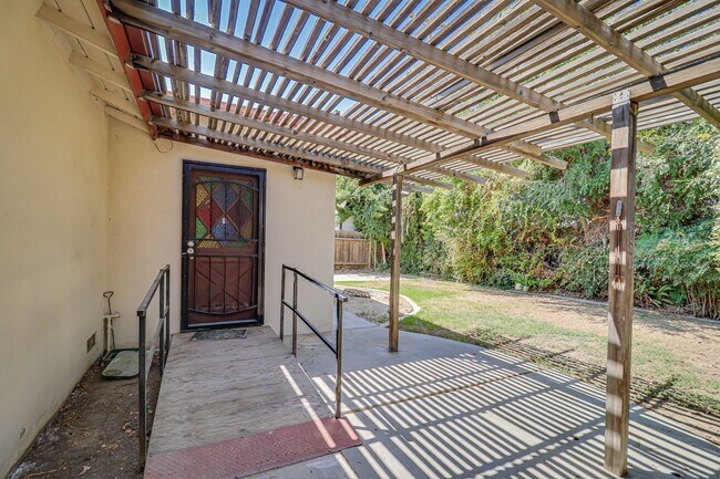 Building Photo - 2301 Faye Ln