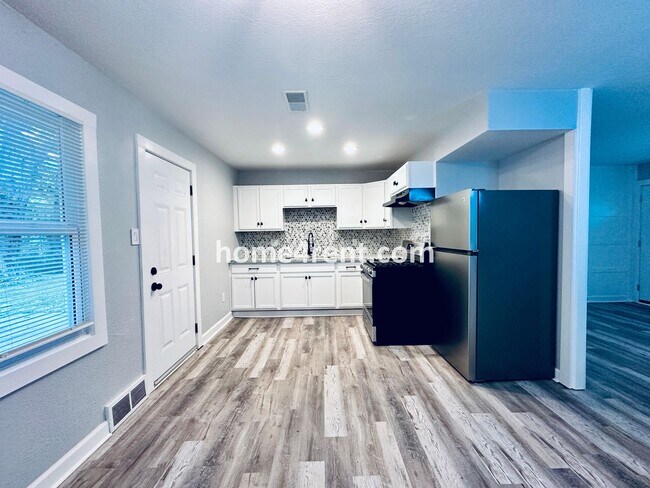 Building Photo - Lovely Three Bedroom Home in KCMO and an Updated Kitchen  w/ Granite and SS Appliances, including...