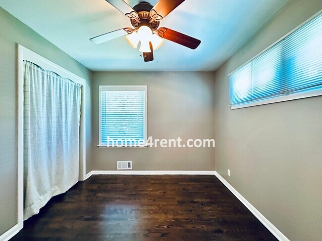 Building Photo - Beautiful Hardwoods w Fenced-in Yard!