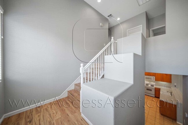 Building Photo - 3 Bed / 2.5 Bath Townhome | Open Layout + Modern Finishes