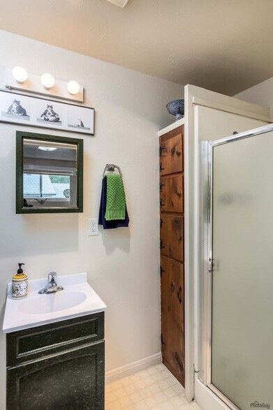 bathroom (1) - 1124 Almaden St