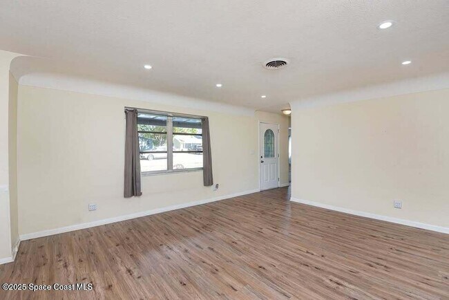 Building Photo - 2425 Heritage Dr