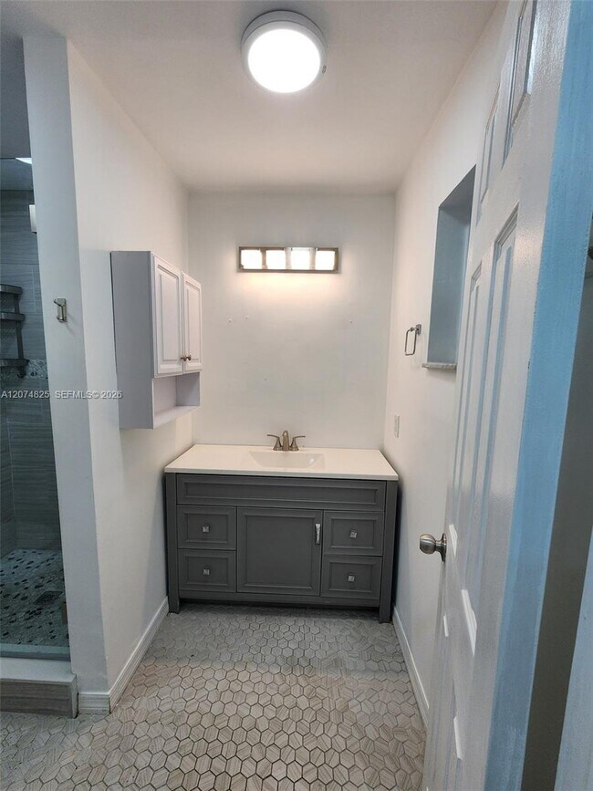 Building Photo - 6518 Kendale Lakes Dr