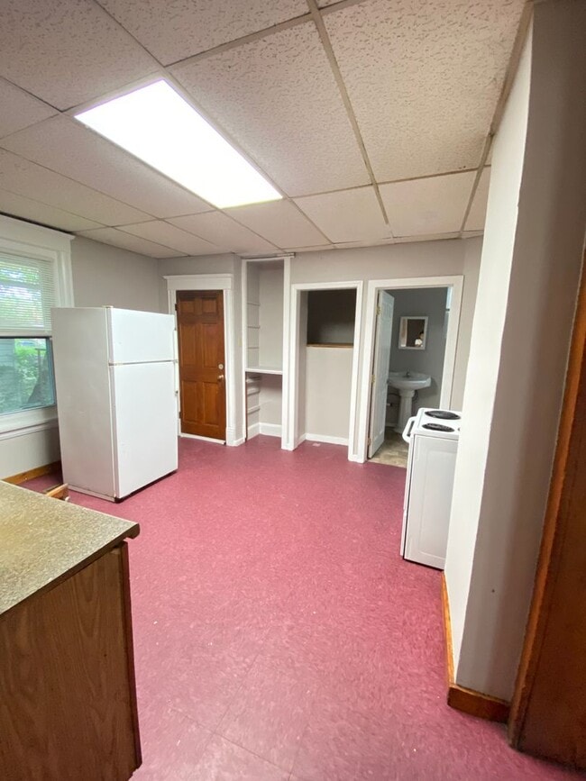 Building Photo - 4 Bdr/2Bath Spacious Home Available