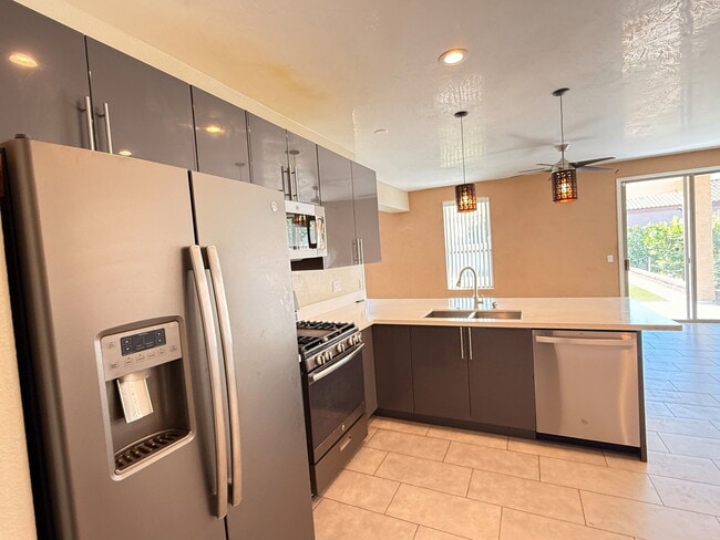 Building Photo - 6425 W Desert Hollow Dr