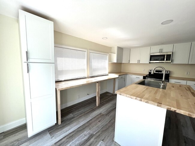 Building Photo - FIRST MONTHS RENT FREE!!! 5 ACRES OF PARAD...