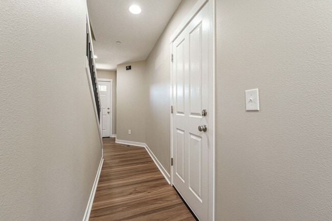 Building Photo - ASK ABOUT AUGUST MOVE IN SPECIAL 3 Bedroom...