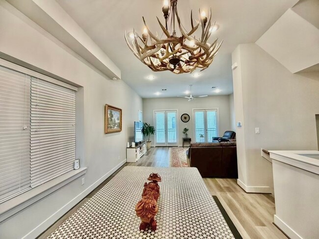 Building Photo - 1254 N Post Oak Rd