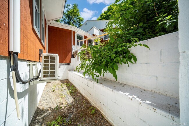 Building Photo - 219 Benedict Rd