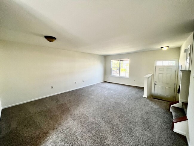 Building Photo - Spacious 4 Bedroom 3.5 Bathroom with Deck ...