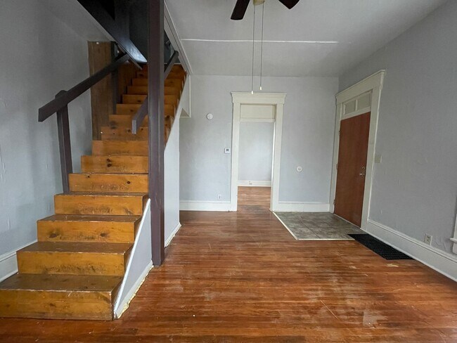 Building Photo - PRELEASING for AUGUST! Close to Campus: In-Unit Washer/Dryer + LOFT