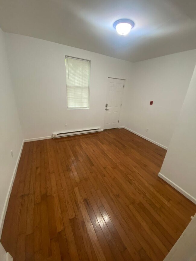Building Photo - 1739 W Diamond St
