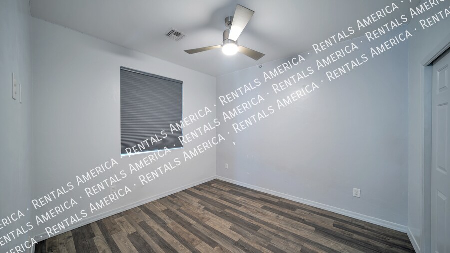 Building Photo - 319 E Desert Haven Pl