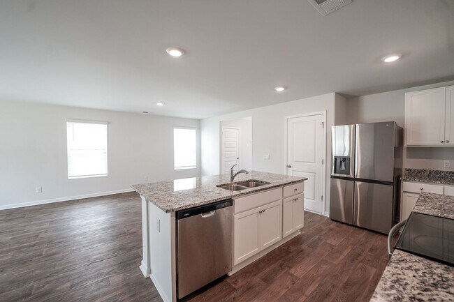 Building Photo - AVAILABLE NOW!