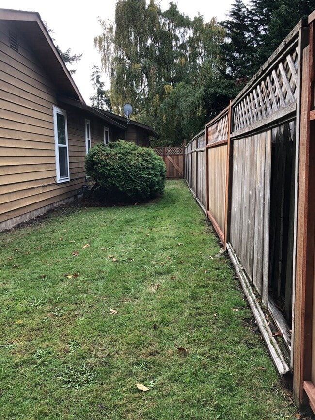 Building Photo - ***PENDING APPLICATION***Great Home on Corner Lot!