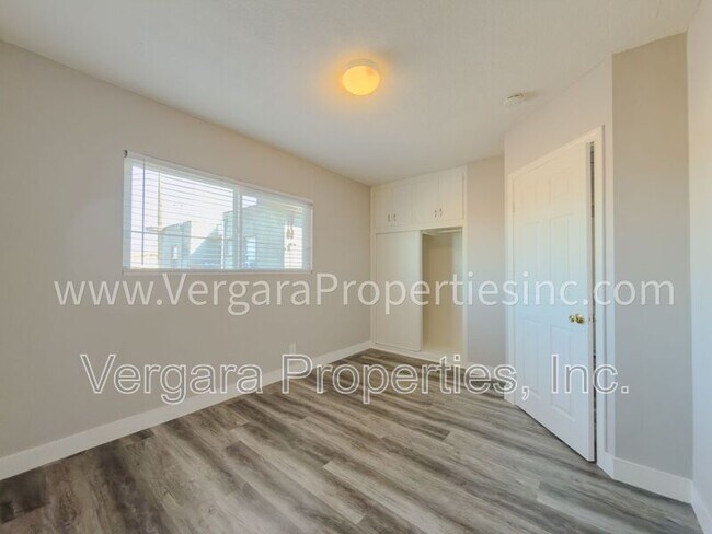 Building Photo - 1083 E 7th St