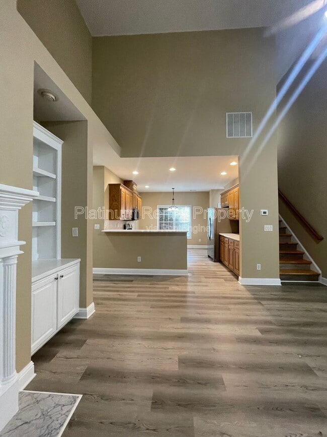 Building Photo - 546 Town Square Way