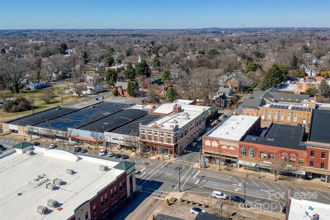 Building Photo - 300 S Main St