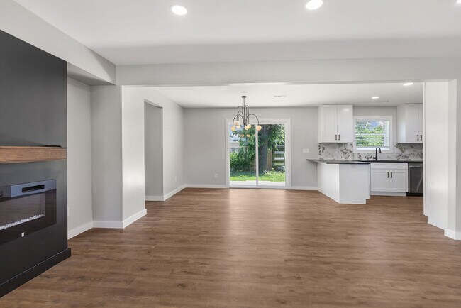 Building Photo - 809 Carson Dr