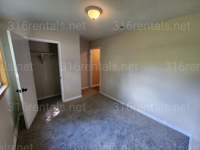 Building Photo - $1075 - 3 bedroom / 1 bathroom - Single Fa...