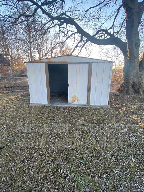 Building Photo - 1132 N Hickory Dr