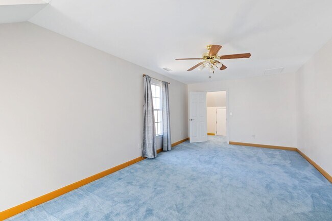 Building Photo - Exceptional 5-Bedroom Residence in the Hea...