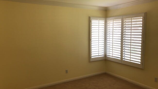 Building Photo - Stunning Sierra Del pro view home!