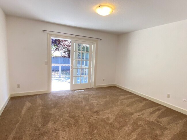 Building Photo - 3 Bedroom Home in East Santa Rosa