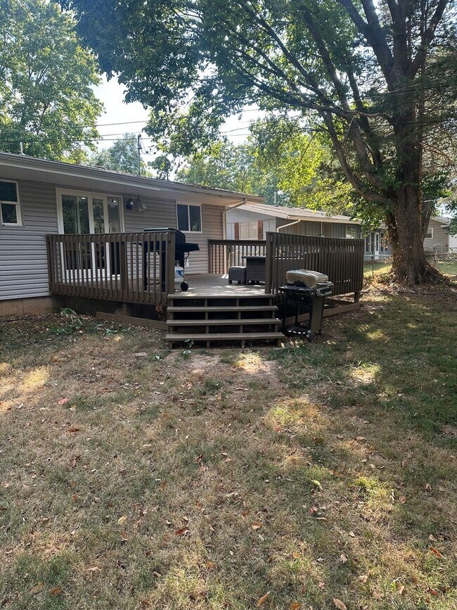 Building Photo - Brentwood - 3 bedroom, 1.5 bathroom, 1 car...