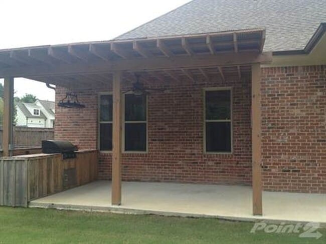 Building Photo - Oxford’s Best Neighborhood!!