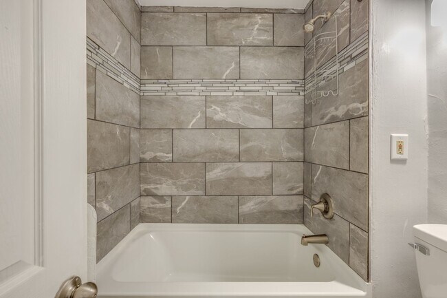 Building Photo - Park/5th Duplex