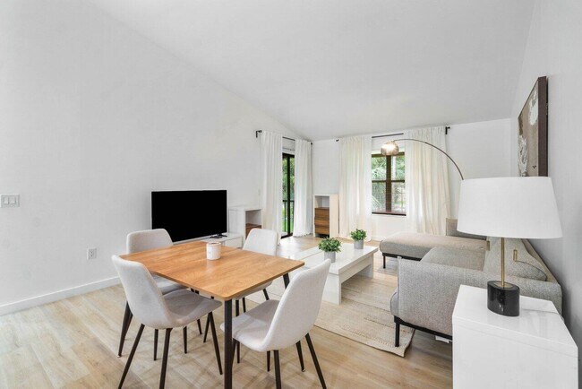 Building Photo - 13175 Chadwick Ct