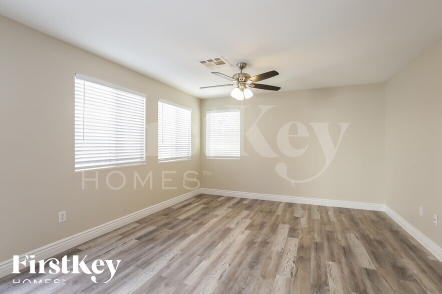 Building Photo - 5681 Woods Crossing St