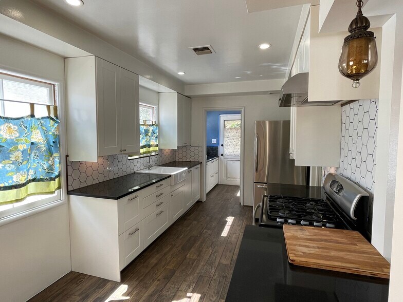 Building Photo - 6461 Gaviota Ave