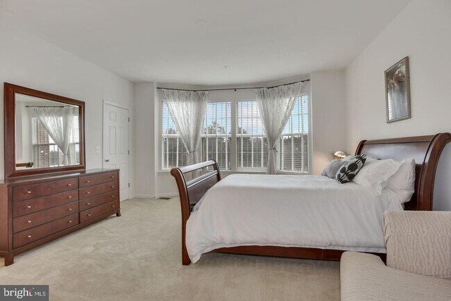 Building Photo - 43881 Centergate Dr