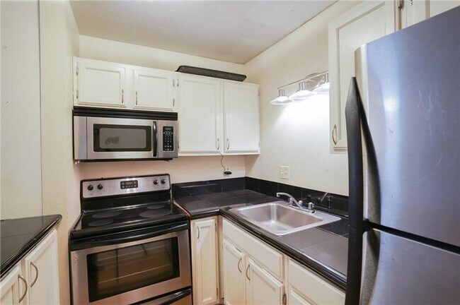 Building Photo - 1 Bed / 1 Bath Home with Fireplace & Walk-...