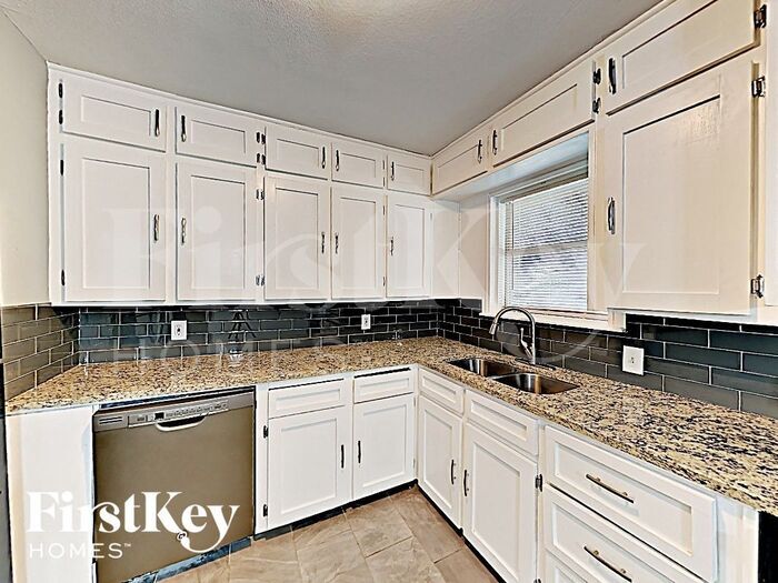 Building Photo - 626 Warren St