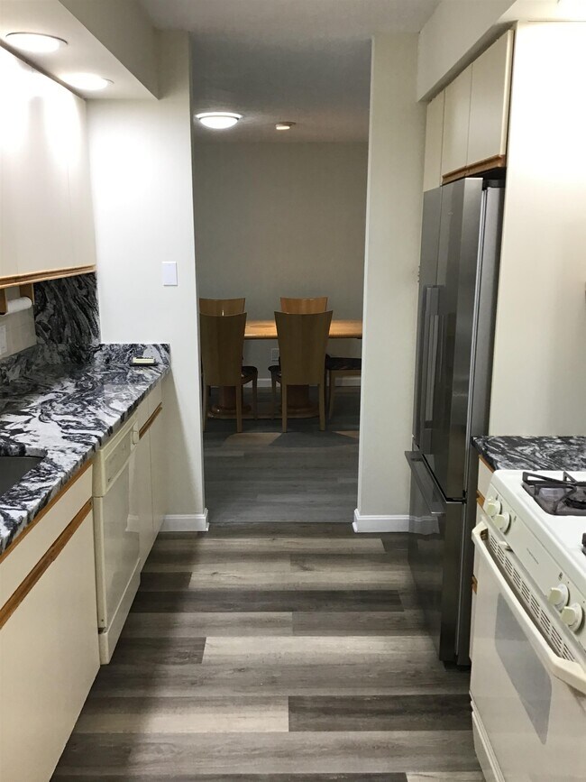 Building Photo - 210 Brook Village Rd