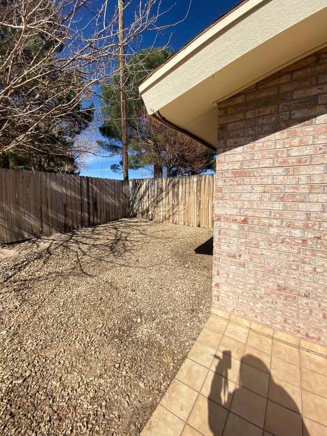 Building Photo - Cute 2 bedroom, 2 bath duplex, spacious ba...