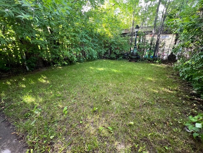 Building Photo - 102 E Park Ave