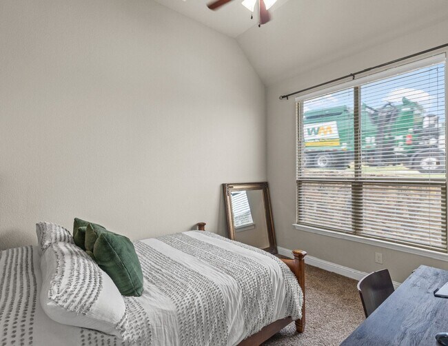 Building Photo - 3000 Waterglen Dr