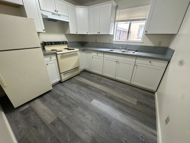 Building Photo - Gated community - Water, Garbage & Sewer I...