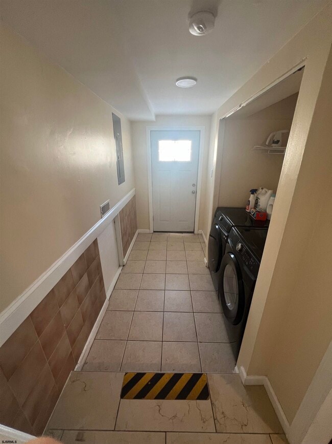 Building Photo - 239 N Derby Ave