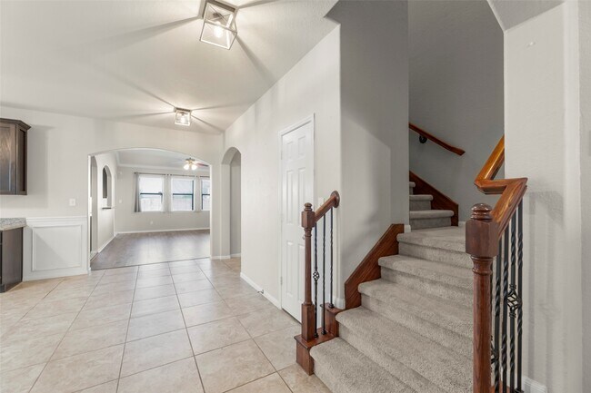 Building Photo - 5531 Drumlin Field Way