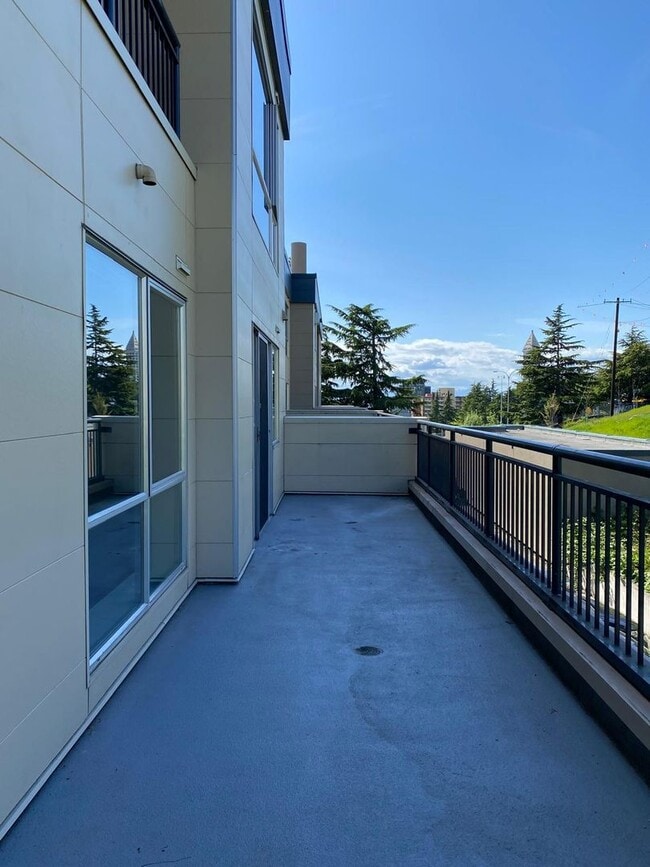 Building Photo - Spacious Seattle Condo - $2,200