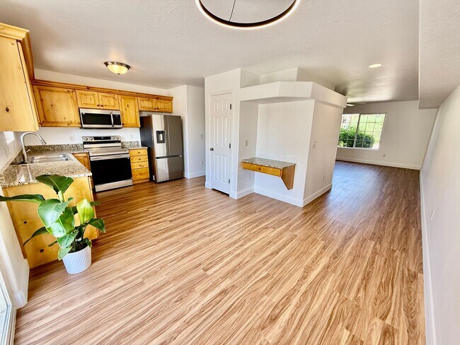 Building Photo - Redone Lexington Hills Townhome