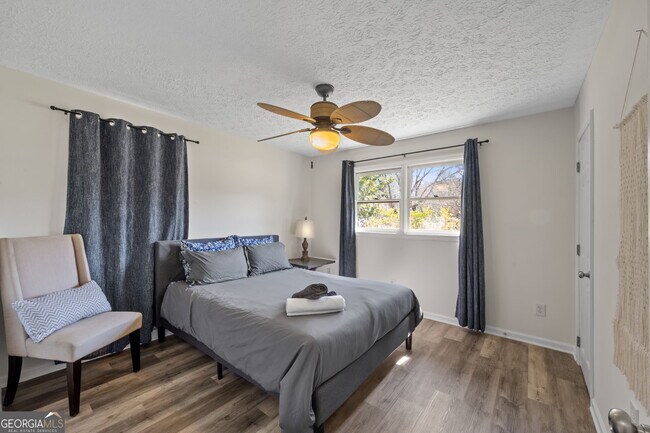 Building Photo - 1954 Woodbine Terrace NE