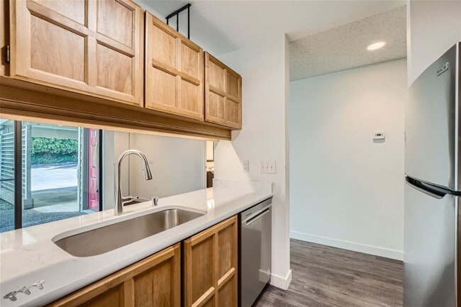 Building Photo - Live on the Lakeview Drive next to Lake Ballinger!