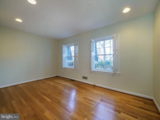Building Photo - 2702 Navarre Dr