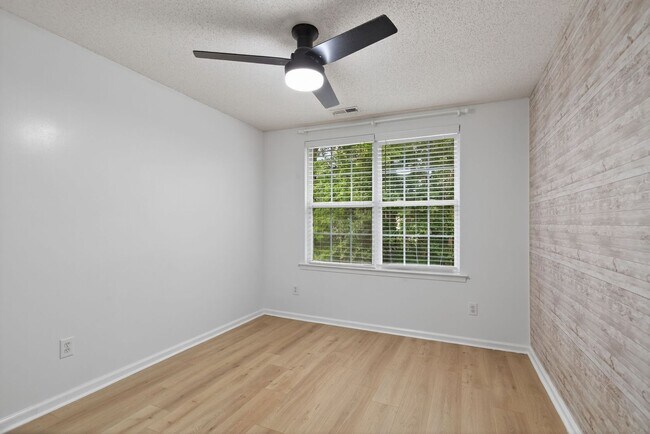 Building Photo - 302 Dorothy Dr